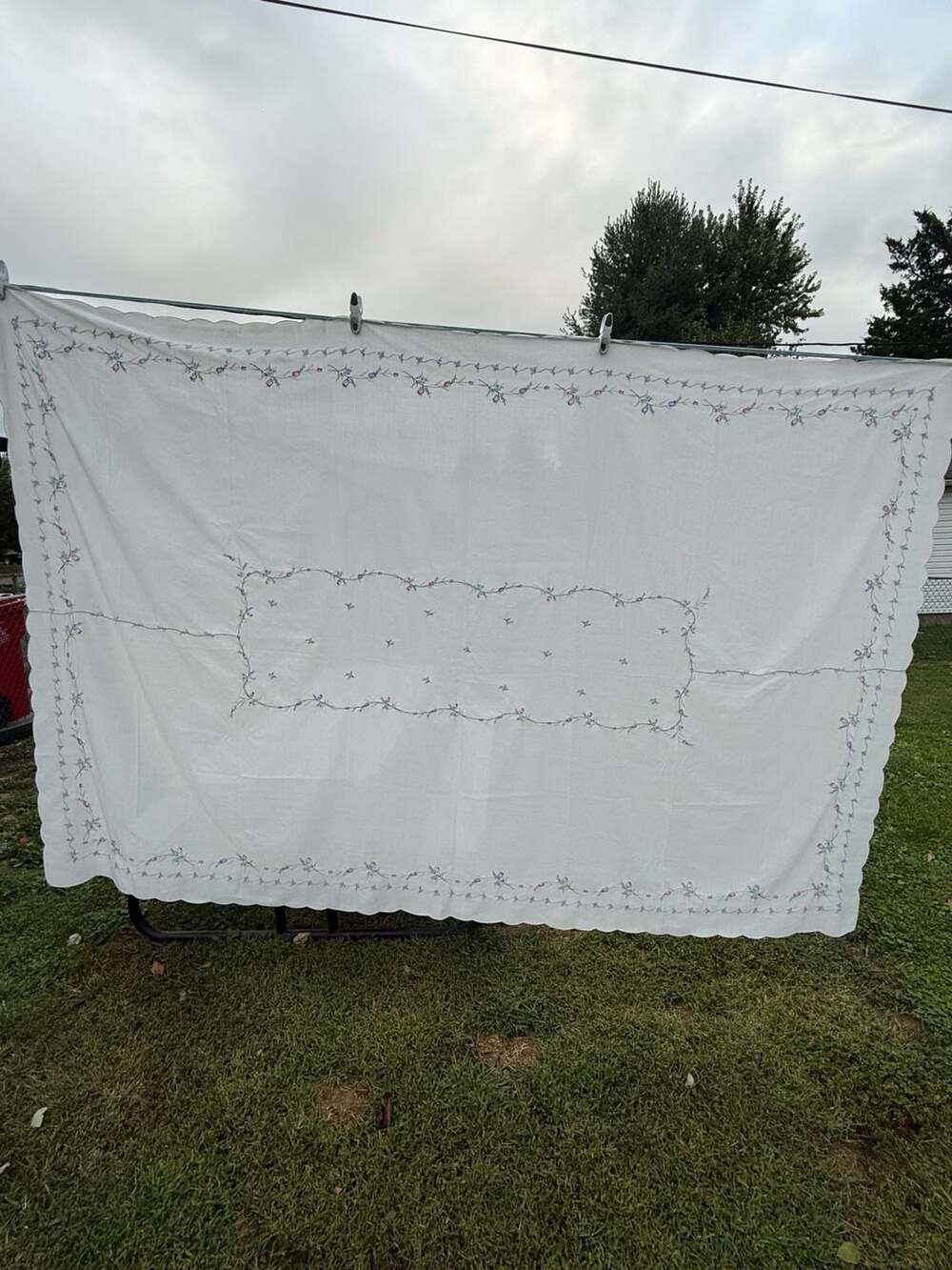 Vintage Hand Embroidered Floral Tablecloth And Napkins Set Scalloped